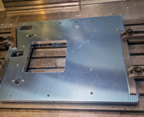 Grundplatte aus Aluminium 3.3547, Gespannt auf Fräsmaschine.