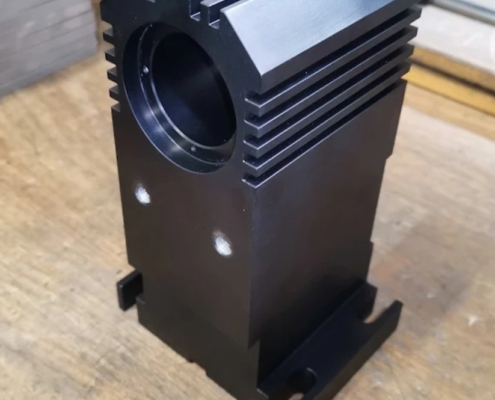 Lagerbock aus Aluminium 3.1645, CNC- gefräst und schwarz Eloxiert