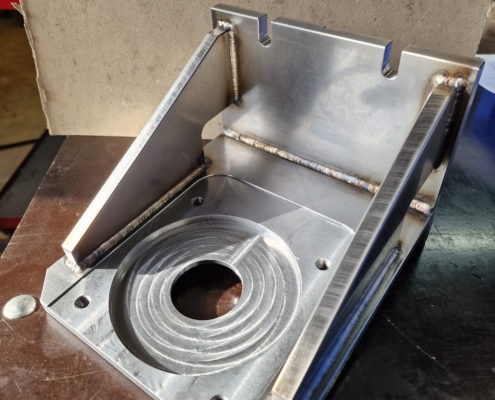 Spannwinkel aus Stahl 1.0570, geschweißt und CNC- gefräst.